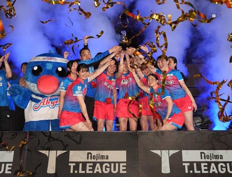 日本職業桌球聯賽T.League女子組總決賽28日落幕，「台灣一姊」鄭怡靜所屬的神奈川木下隊（圖），與強敵日本生命隊激戰5點，最後以3比2驚險勝出，如願完成衛冕。（主辦單位提供）中央社記者陳容琛傳真　115年3月28日