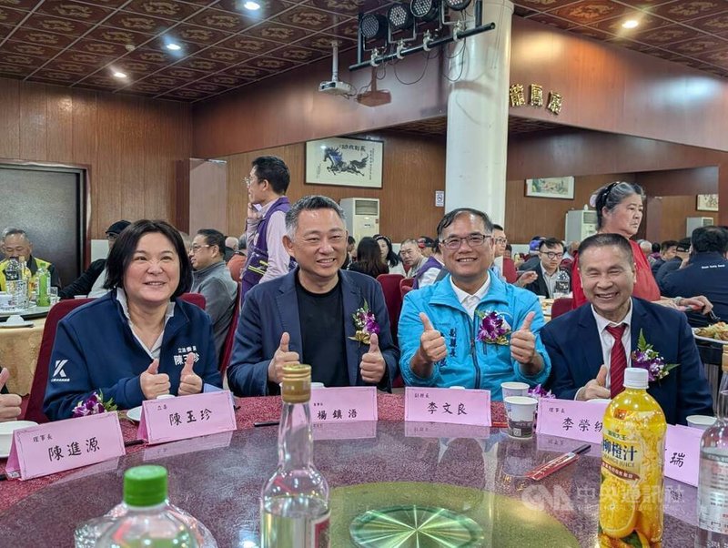 金門縣李氏宗親會28日舉行第8屆理事長就職典禮，副縣長李文良（前右2）、國民黨籍立委陳玉珍（前左1）、前縣長楊鎮浯（前左2）均出席典禮暨聯誼餐會並合影。中央社記者吳玟嶸攝　115年3月28日