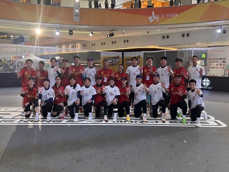 2026年亞洲盃公開組5人制棒球賽正在香港舉行，台灣隊28日與越南交手，順利拿下預賽2連勝，以分組第一晉級超級循環賽。圖為兩隊賽後合影。（中華民國棒球協會提供）中央社記者謝靜雯傳真　115年3月28日