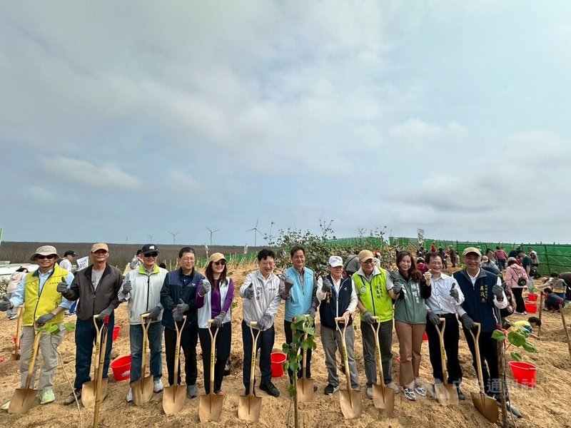 澎湖地區「原地扎根．韌性森活」植樹活動，28日在菓葉保安林區舉行，澎湖縣政府農漁局長陳高樑（右4）、政院南部服務中心副執行長顏子傑（左6）與在場500多位民眾合力植樹，並為「菓葉保安林」命名揭牌見證。中央社  115年3月28日