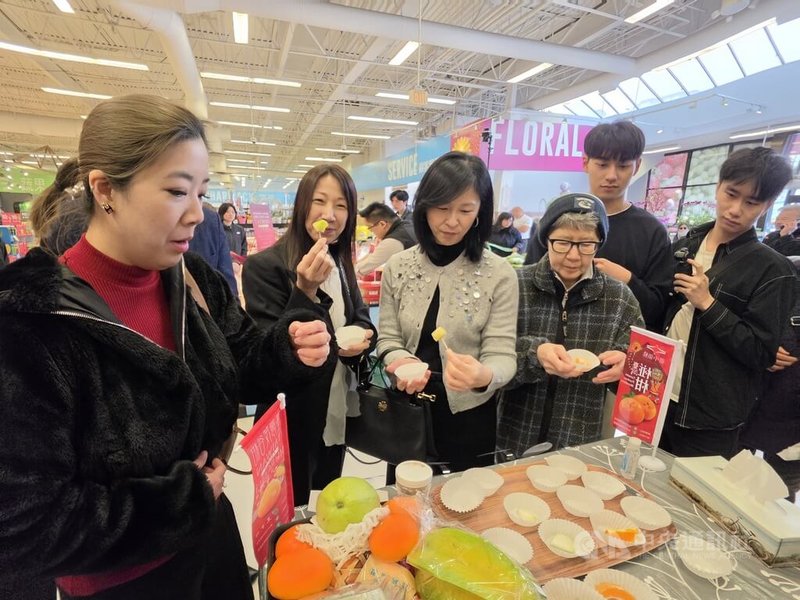 加拿大溫哥華「2026台灣水果嘉年華」27日揭幕，民眾試吃芭樂、楊桃等多種水果，稱讚台灣是水果王國。中央社記者程愛芬溫哥華攝　115年3月28日