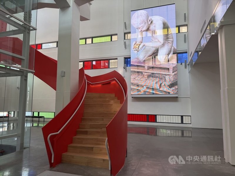 屏東縣立美術館28日正式開館，由建築師石昭永操刀設計，室內旋轉樓梯為圓弧形設計，移動時可感受光線與空間層次的變化。中央社記者李卉婷攝　115年3月28日