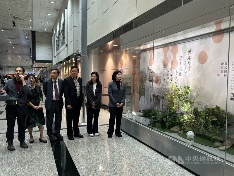 桃園國際機場第二航廈入境大廳櫥窗，28日起展出「雲林三秀園—百年台灣園林風華再現」特展，雲林縣長張麗善（右1）等人在開幕記者會上聽取導覽。中央社記者葉臻攝　115年3月28日