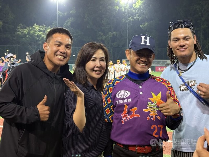 115年謝國城盃全國少棒錦標賽28日由台東紅葉國小奪冠，隊史首度取得LLB台灣代表權，總教練方穎豐（右2）圓了30多年的夢想，子弟兵張進德（左）、張育成（右）也在場見證。中央社記者謝靜雯攝　115年3月28日