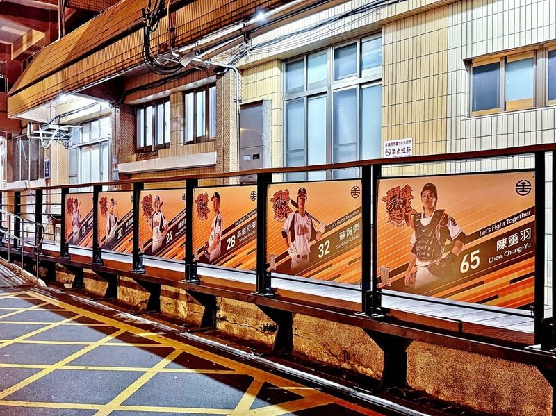 為響應職棒運動發展與觀光推展，台鐵28日宣布，與中職統一7-ELEVEn獅隊攜手合作，將永康站打造成全台首個職棒主題特色火車站。（台鐵提供）中央社記者黃巧雯傳真 115年3月28日