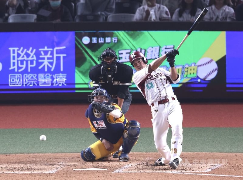 5局下，桃猿打者林智平（右）率先安打上一壘，接著再靠隊友推進，成功回到本壘得分。中央社記者張新偉攝　115年3月28日