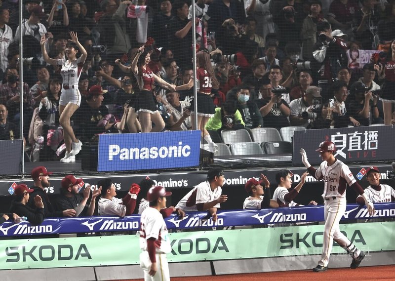 8局下，桃猿陳晨威（前右）擊出右外野方向全壘打帶1分打點，回到休息區與隊友擊掌致意。中央社記者張新偉攝　115年3月28日