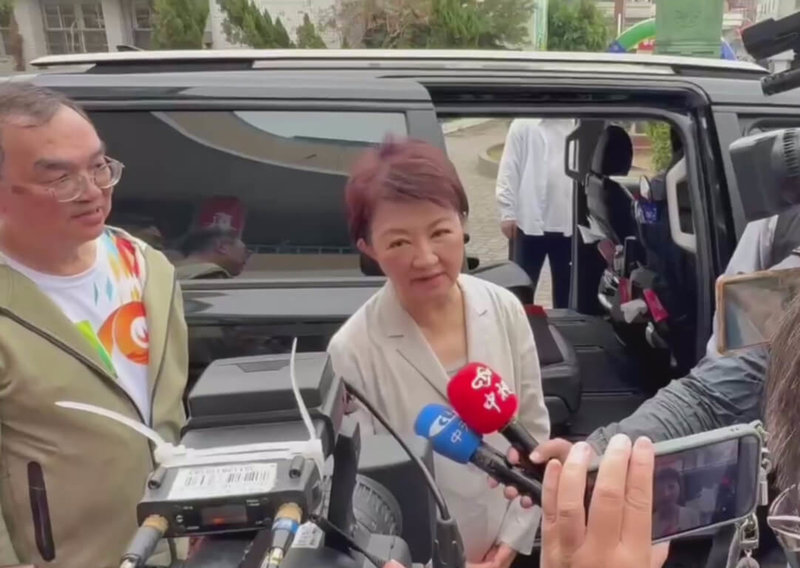 台中近1個月發生3起情殺案，台中市長盧秀燕（右）28日接受媒體聯訪時呼籲，談感情要理性、重性平，要有高度情商。（台中市府提供）中央社記者蘇木春傳真　115年3月28日