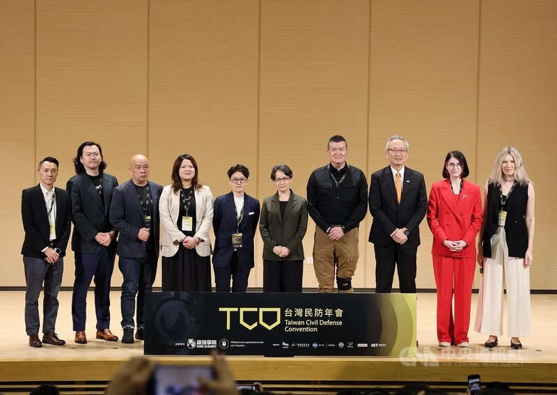 黑熊學院28日舉行「2026台灣民防年會」，副總統蕭美琴（右5）出席致詞，並與出席貴賓合影。中央社記者郭日曉攝 115年3月28日