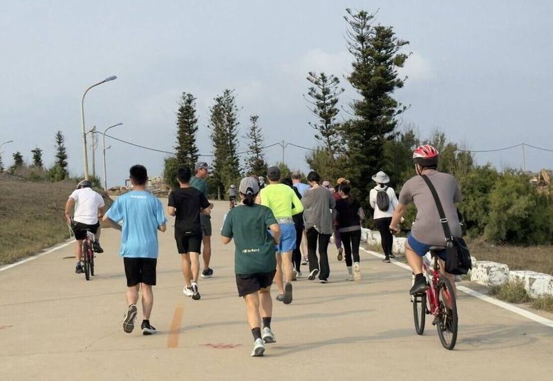 觀光署澎湖國家風景區管理處推出「隨著海龜深度漫遊望安」約跑活動，28日登場的首場活動為2天1夜，以不競速、低強度的環島公路路跑為主軸，沿途串聯多個望安鄉著名景點。（澎湖國家風景區管理處提供） 中央社　115年3月28日
