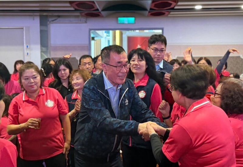 國民黨新北市長參選人李四川(前中)28日參加土城區婦女會餐會,感謝女性在家庭與社會的付出,也受到現場與會者熱情歡迎。(李四川辦公室提供)中央社記者黃旭昇傳真 115年3月28日