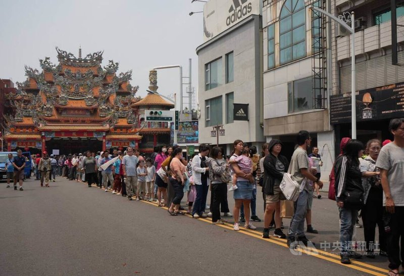 屏東市天聖宮160週年，邀請台中鎮瀾宮大甲媽與天聖宮樓厝媽舉行「雙媽會」。雙媽中午進駕慈鳳宮，大批民眾在慈鳳宮前等待鑽轎腳。中央社記者黃郁菁攝 115年3月28日