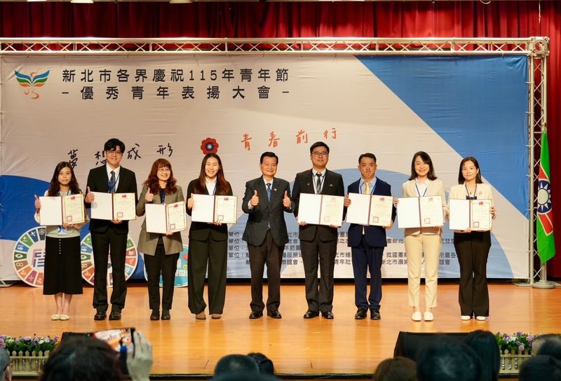 救國團新北市團委會28日頒獎表揚132名優秀青年,獲獎者陳懷德(右3)克服腦性麻痺,投入資訊科技領域,開發幼兒園出勤管理系統,展現以專業回饋社會、突破自身限制的力量。(新北市府青年局提供)中央社記者黃旭昇傳真 115年3月28日