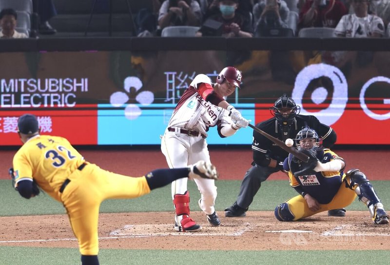 5局下，桃猿宋嘉翔（中）敲安送回壘上跑者，幫助球隊先馳得點。中央社記者張新偉攝　115年3月28日