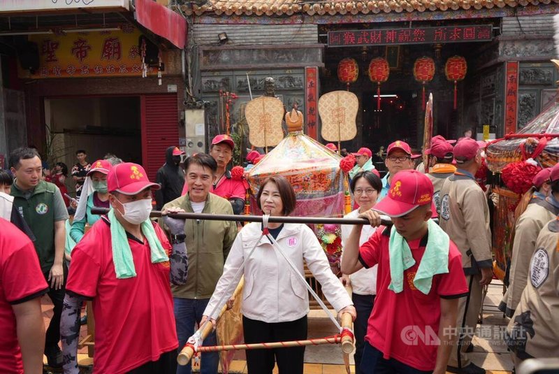 天聖宮160週年雙媽會28日上午11時許在屏東聖帝廟拜禮，屏東縣長周春米（前中）到場為樓厝媽扶轎，隨後一路行至慈鳳宮。中央社記者黃郁菁攝 115年3月28日