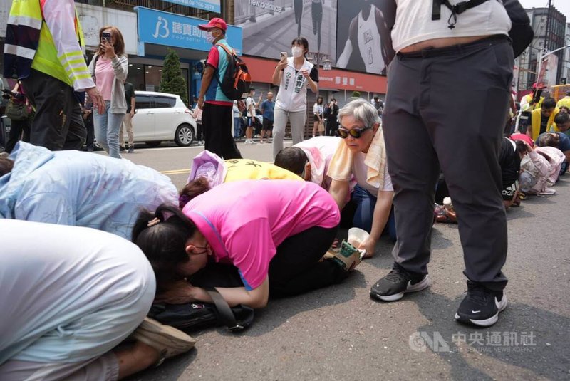 天聖宮樓厝媽與台中鎮瀾宮大甲媽28日舉行「雙媽會」，大批民眾在慈鳳宮前鑽轎腳。有民眾直呼，一次可鑽雙媽轎腳很超值。中央社記者黃郁菁攝 115年3月28日