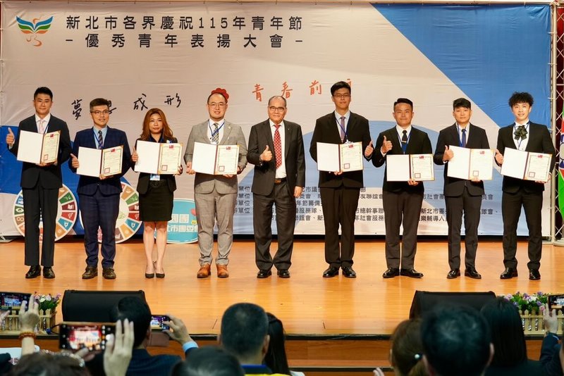 救國團新北市團委會28日頒獎表揚132名優秀青年,其中獲獎者陳鍾政龍(右1)為現任台北國際航空站消防隊員,也是台灣男子拔河代表隊成員,展現在體育與公共服務領域並進的卓越表現。(新北市府青年局提供)中央社記者黃旭昇傳真 115年3月28日