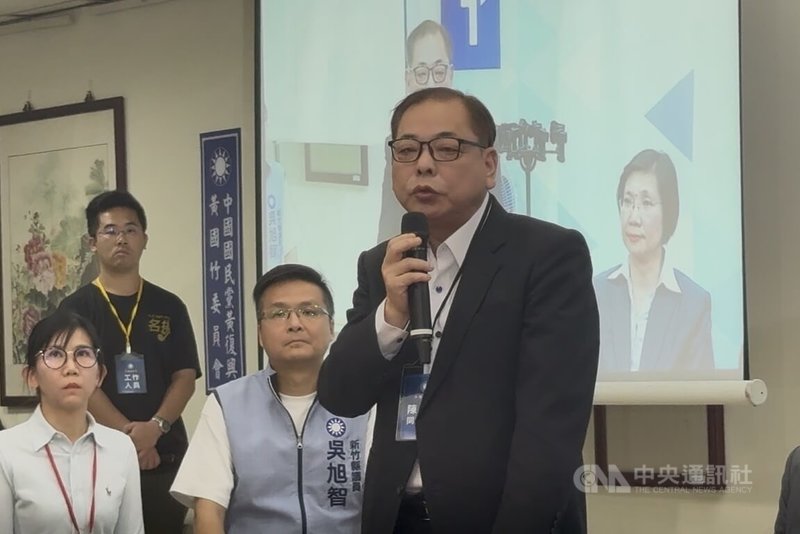 國民黨新竹縣長初選28日晚間公布結果，由黨籍立委徐欣瑩勝出。新竹縣副縣長陳見賢（前）向徐欣瑩表達恭喜，並表示他只有一句話，就是「國民黨加油，新竹縣加油」。中央社記者魯鋼駿攝 115年3月28日