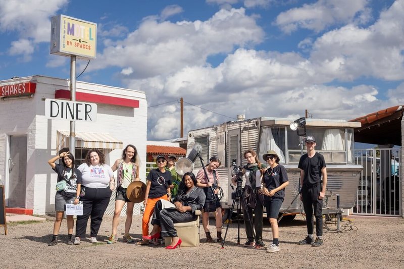 新媒體藝術家鄭淑麗（左4）與跨性別與性別非二元表演者合作，推出新作。（勒斯里．羅曼美術館提供，Leslie-Lohman Museum of Art）中央社記者廖漢原華盛頓傳真　115年3月28日