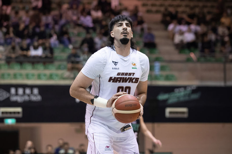 台灣職籃P.LEAGUE+ 台鋼獵鷹隊28日作客交手洋基工程隊，靠著新洋將飛鬥士（Fardaws Aimaq）（圖）首秀繳出「準大三元」25分、13籃板、9助攻，終場就以129比87奪勝。（PLG提供）中央社記者陳容琛傳真　115年3月28日