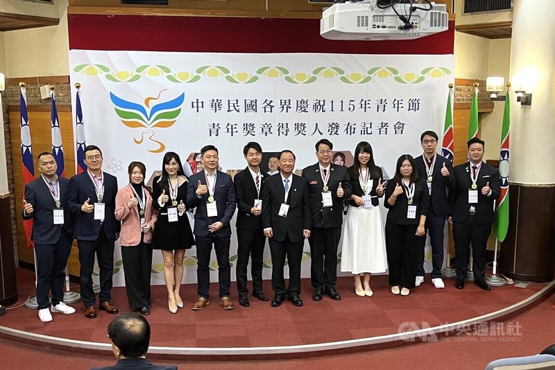 救國團28日公布115年青年獎章得主，共有10人獲得殊榮，與頒獎者一同合影。中央社記者陳至中台北攝　115年3月28日