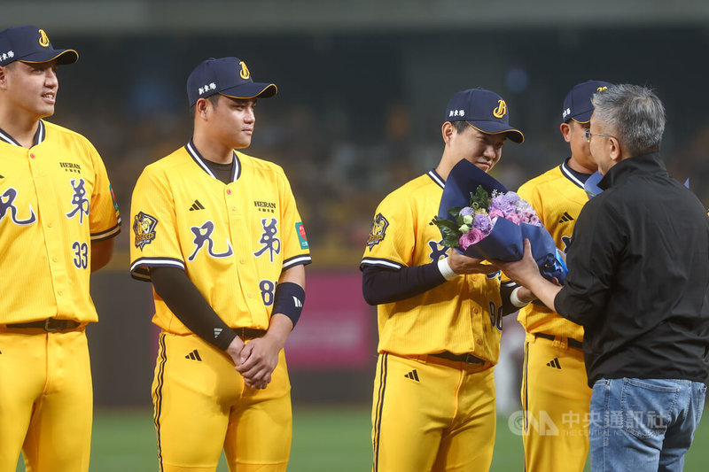 中華職棒37年賽季28日在台北大巨蛋開打，賽前表揚世界棒球經典賽（WBC）台灣隊宋晟睿（左2起）、江坤宇等人，由中職會長蔡其昌（背對者）致贈花束。中央社記者王騰毅攝　115年3月28日