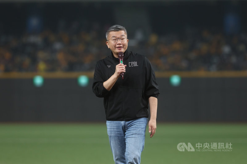 中華職棒37年開幕戰28日在台北大巨蛋舉行，賽前中華職棒大聯盟會長蔡其昌致詞，「不管你是站起來還是坐下來，不管你是贏球還是輸球，都要繼續愛棒球、挺棒球」。中央社記者王騰毅攝　115年3月28日