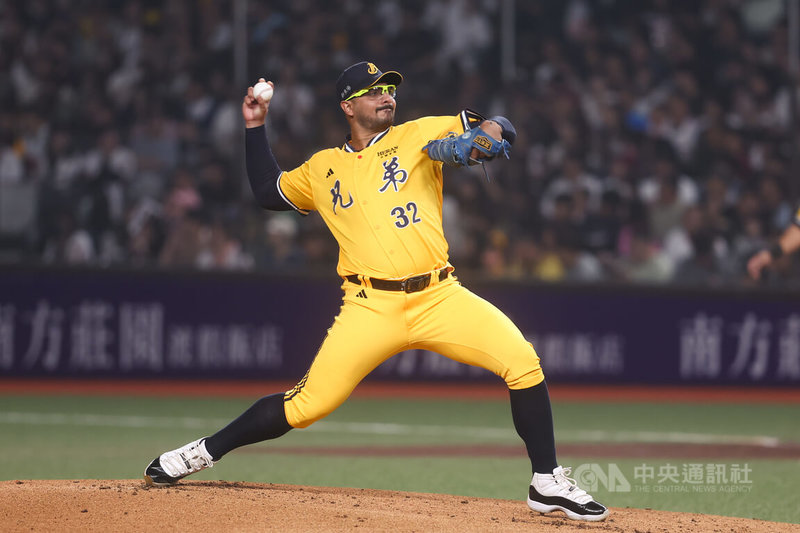 中信兄弟隊派出洋投羅戈掛帥先發。中央社記者王騰毅攝　115年3月28日