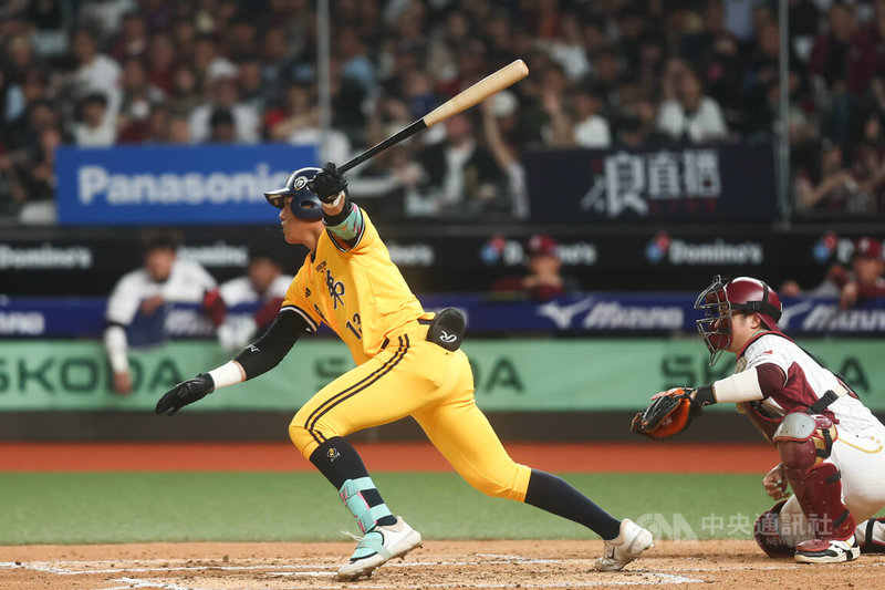 兄弟打者許庭綸（左）7局敲安，助隊追平比分。中央社記者王騰毅攝　115年3月28日