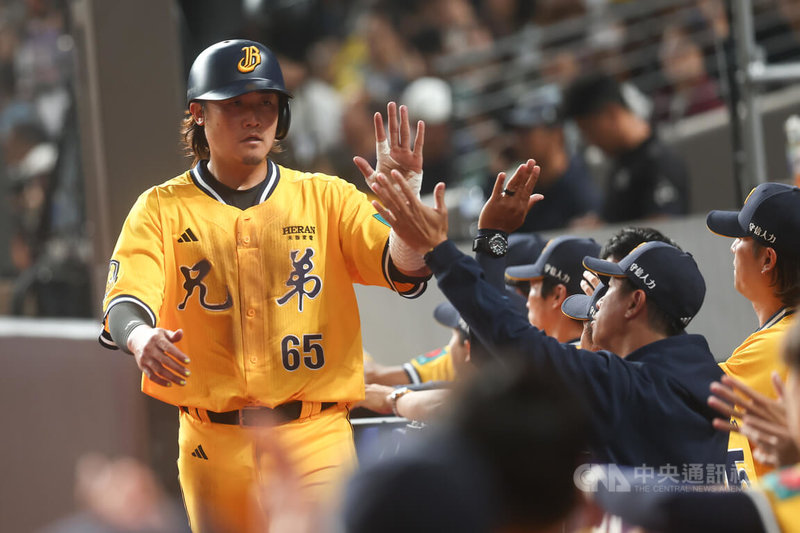 兄弟打者許庭綸7局敲安將隊友高宇杰（左）送回本壘，助兩隊追成平手。中央社記者王騰毅攝　115年3月28日