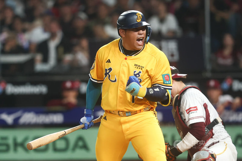 兄弟隊曾頌恩（前）7局在滿壘情況下選到保送，助隊超前比分。中央社記者王騰毅攝　115年3月28日