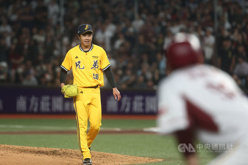 兄弟隊後援投手呂彥青7局下拆彈成功，以三振化解失分危機。中央社記者王騰毅攝　115年3月28日