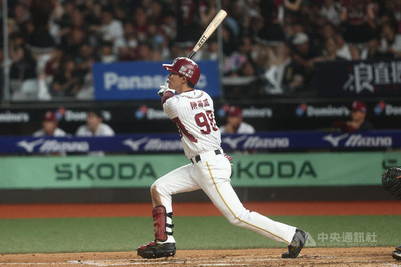 桃猿隊陳晨威8局轟出陽春彈，助隊追平比分。中央社記者王騰毅攝　115年3月28日