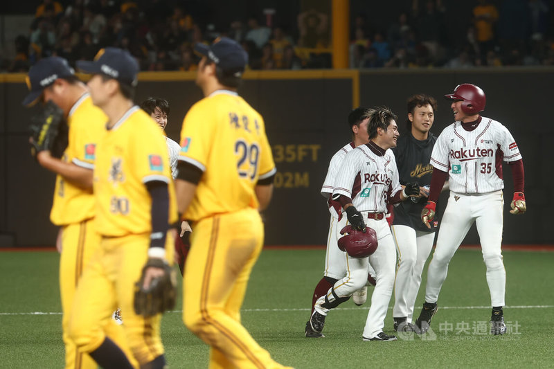 林政華（右3）與隊友在場上開心慶祝。中央社記者王騰毅攝 115年3月28日