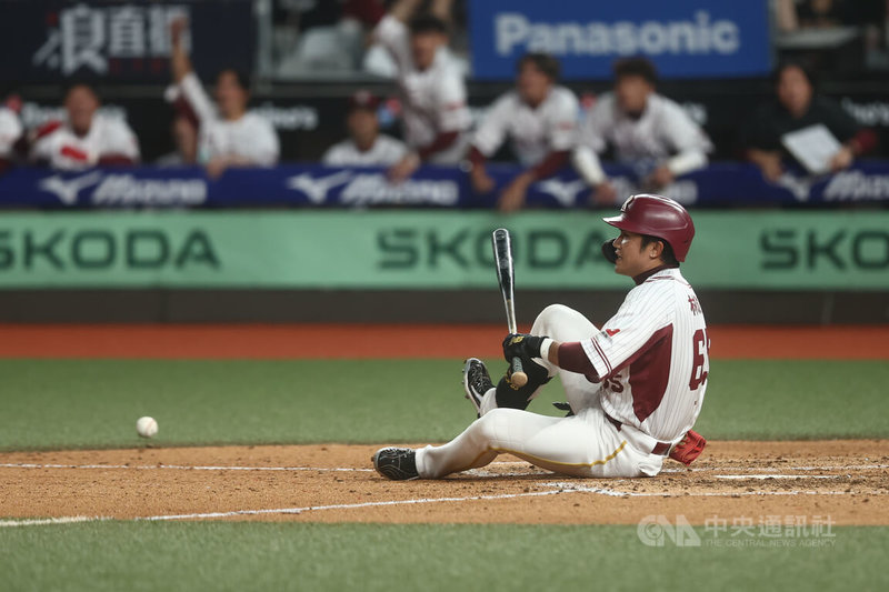 樂天桃猿隊林政華在9局下滿壘時被對手投出觸身球、擠回致勝分，終場桃猿就以3比2搶下新球季首勝。中央社記者王騰毅攝 115年3月28日