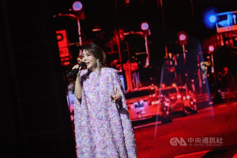 歌手辛曉琪(圖)28日晚間在台北流行音樂中心舉辦「好好愛 此刻」演唱會,為歌迷帶來將近40首歌曲,帶領聽眾進入她細膩且深刻的音樂世界。中央社記者翁睿坤攝 115年3月28日