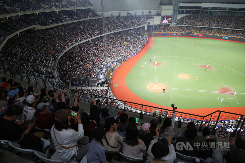 中華職棒37年新賽季開幕戰，台北大巨蛋28日晚間湧入滿場4萬人，主場球隊樂天桃猿隊打破隊史開幕戰最多進場人數，也追平中職開幕戰紀錄。中央社記者張新偉攝　115年3月28日