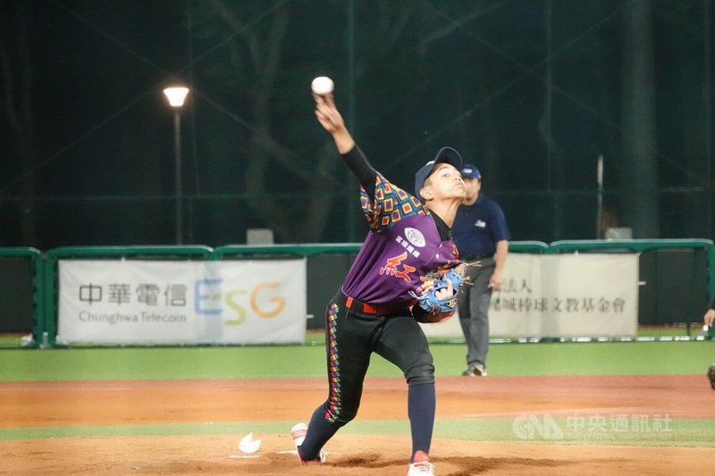 115年謝國城盃全國少棒錦標賽冠軍戰28日晚間登場，台東紅葉國小與屏東大平國小爭冠，紅葉小將展現韌性，終場以6比5拿下勝利，黃于安（圖）中繼3.2局飆8K獲勝投。中央社記者謝靜雯攝 115年3月28日