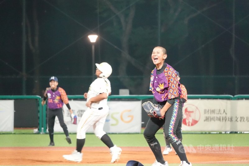 115年謝國城盃全國少棒錦標賽台東紅葉國小28日與屏東大平國小爭冠，紅葉小將沈冠霖（前右）後援穩守，助隊以6比5奪冠，首度取得LLB台灣代表權。中央社記者謝靜雯攝　115年3月28日