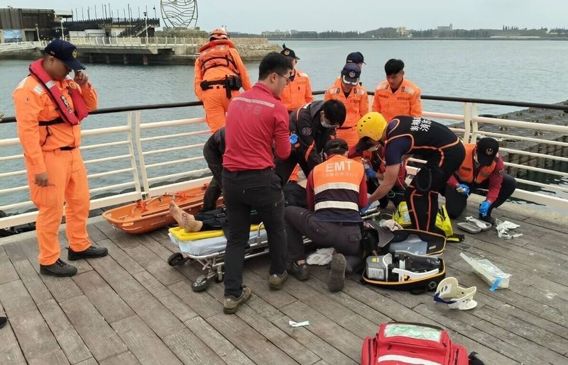 澎湖馬公商港區28日傍晚發生民眾落海意外，警消與岸巡合力將人搶救上岸，但落海者已呈到院前心肺功能停止（OHCA）狀態，緊急送往醫院搶救。（澎湖縣消防局提供）中央社　115年3月28日