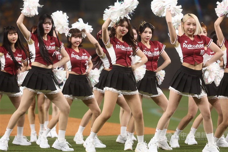 中華職棒37年賽季28日在台北大巨蛋正式點燃戰火，開幕戰由中信兄弟交手衛冕軍樂天桃猿，賽前由啦啦隊「樂天女孩」帶來熱舞演出。 中央社記者王騰毅攝 115年3月28日