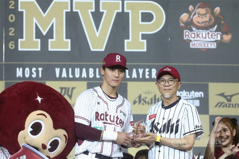 中華職棒37年賽季28日在台北大巨蛋開打,樂天桃猿隊陳晨威(中)敲出本季首轟,助隊以3比2擊敗中信兄弟隊,賽後獲頒MVP。 中央社記者王騰毅攝 115年3月28日