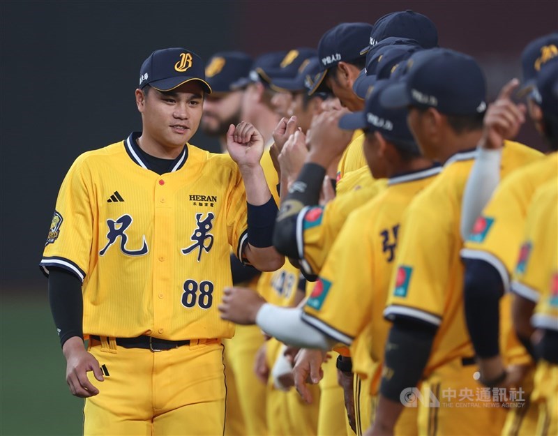 中華職棒中信兄弟隊調薪結果公布，外野手宋晟睿（左）月薪從新台幣16萬躍升至26萬，調幅62.5%為全隊之冠。宋晟睿28日受訪時對於薪資漲幅逾6成直呼滿意。 中央社記者張新偉攝 115年3月28日