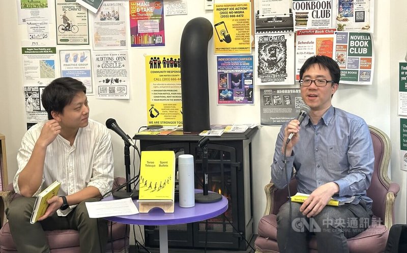 台灣作家寺尾哲也（右）也與譯者王可（Kevin Wang）27日晚間在舊金山灣區分享「子彈是餘生」英文版，以書中的318學運、州際公路切入來引發共鳴。中央社記者張欣瑜舊金山攝　115年3月28日