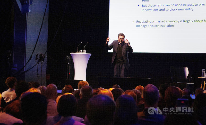 2025年諾貝爾經濟學獎得主阿吉翁在「動盪時代的經濟成長」論壇擔任主題演講人。中央社記者巫祈麟赫爾辛基攝　115年3月28日