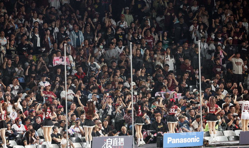 中華職棒28日在台北大巨蛋進行開幕戰，由衛冕軍樂天桃猿隊交手中信兄弟隊，吸引滿場4萬人進場觀賽，啦啦隊樂天女孩與應援團隊在場邊帶動加油氣勢。中央社記者張新偉攝　115年3月28日