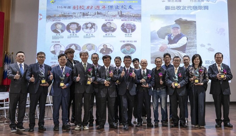 澎湖縣馬公高中28日歡度創校83週年校慶，各界校友紛紛返校一同慶祝，會中也表揚傑出校友，獲獎的觀光署長陳玉秀（右2）也回到母校同樂。（馬公高中提供）中央社　115年3月28日