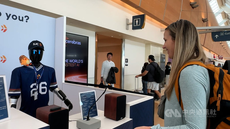 矽谷大城聖荷西國際機場這週領先全美，引進首台機器人荷西（Jose），角色如同服務台人員，能以50種語言對話。中央社記者張欣瑜聖荷西攝 115年3月28日