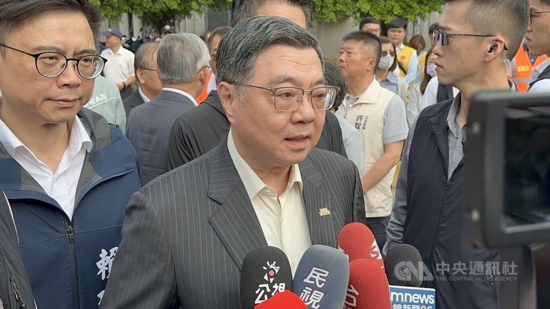 行政院長卓榮泰（前中）28日上午出席「高雄第三（楠梓）園區聯外交通整體計畫」聯合動土祈福典禮，會前接受媒體聯訪談及國防部戰略規劃司長黃文啓27日淚灑立院一事，表示相當不捨。中央社記者林巧璉攝　115年3月28日