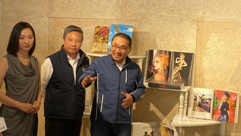 新北市長侯友宜（右）28日出席新北青創新板設計基地開幕活動，與輔仁大學校長藍易振（中）、市府青年局長邱兆梅（左）參觀基地「多功能活動區」。中央社記者黃旭昇攝　115年3月28日